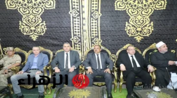 مشهد إنساني.. محافظ الشرقية يتقدم المصلين في جنازة الدكتور أحمد هاشم 1